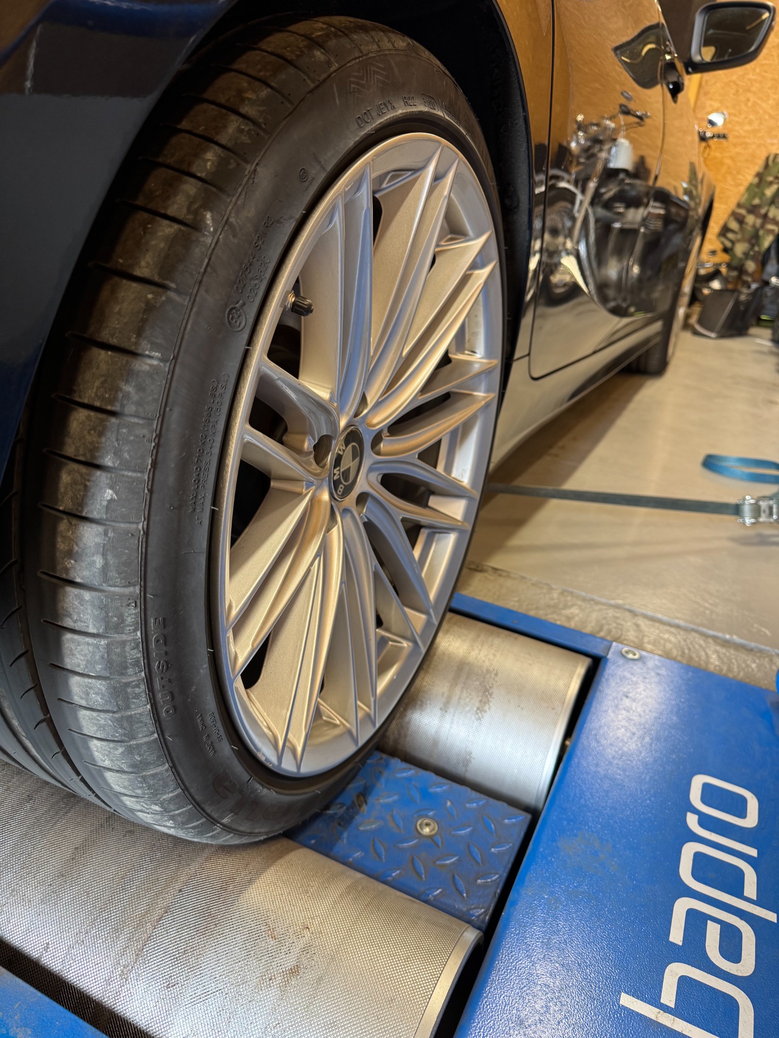 Roue de véhicule sur les rouleaux du banc de puissance Bapro